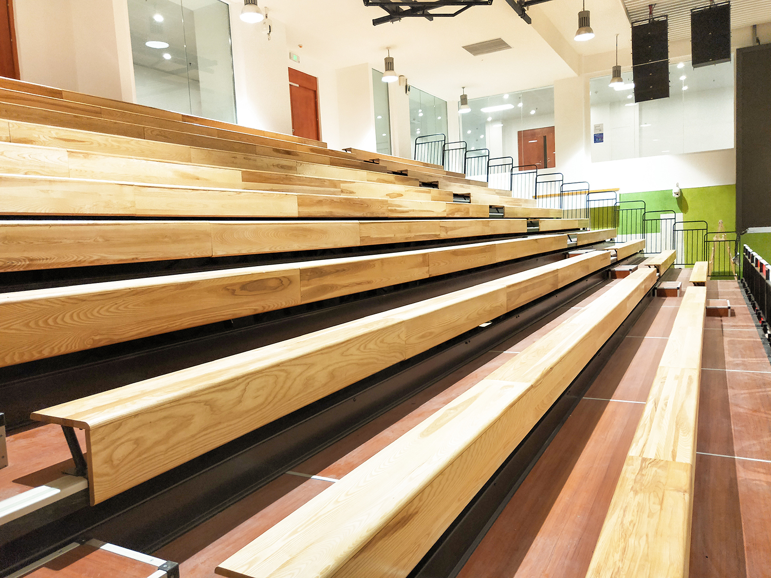 2018 陕西省 西安梁家滩国际学校活动看台（活动-木质条凳1364座、FGM3815电动升降分隔幕） (2).jpg